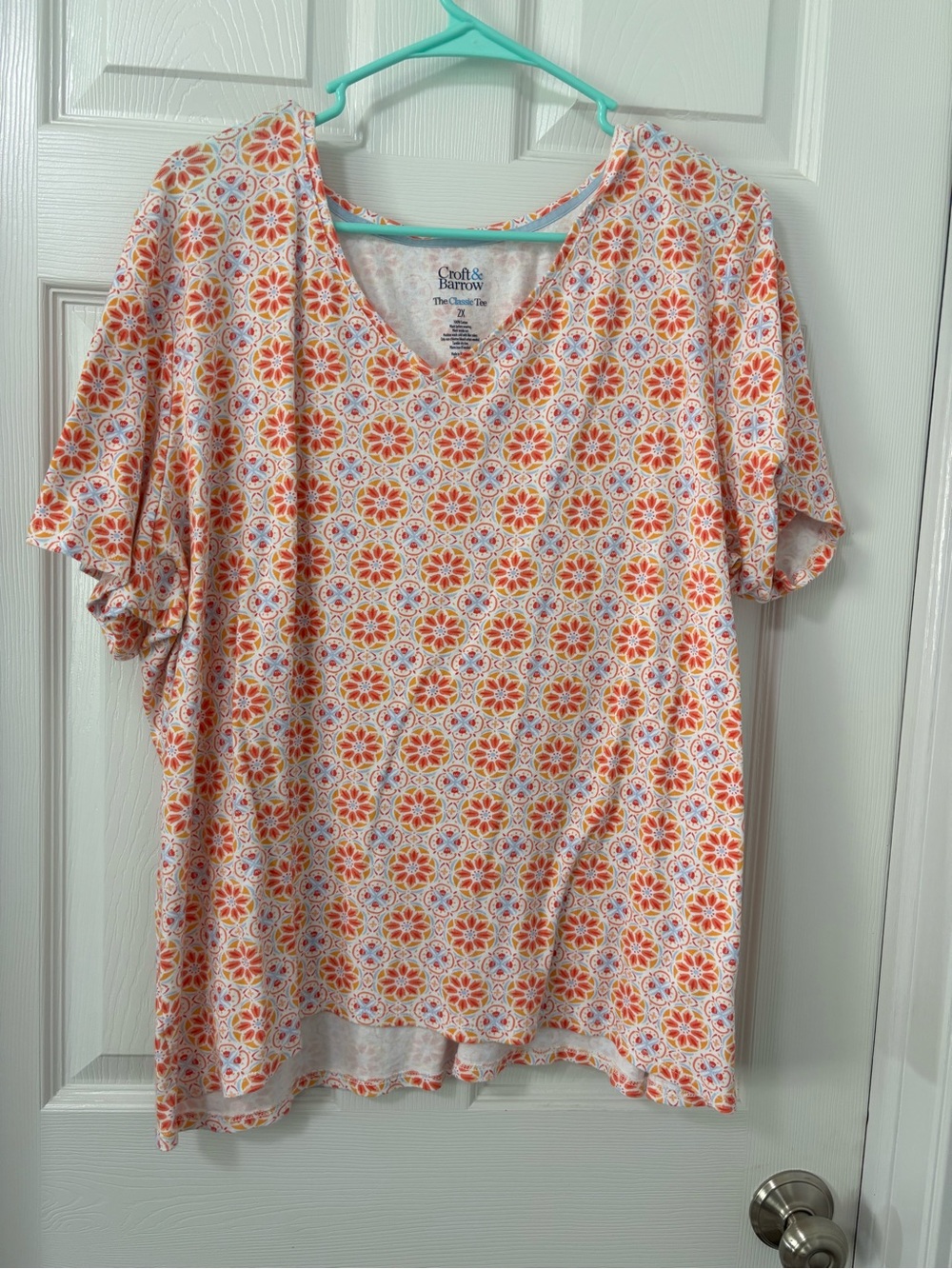 croft & barrow Orange and White Short-Sleeve V-Neck Floral Tee